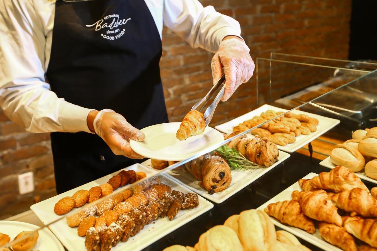 Radisson Vila Olimpia Сао Паоло Екстериор снимка A pastry chef serving pastries