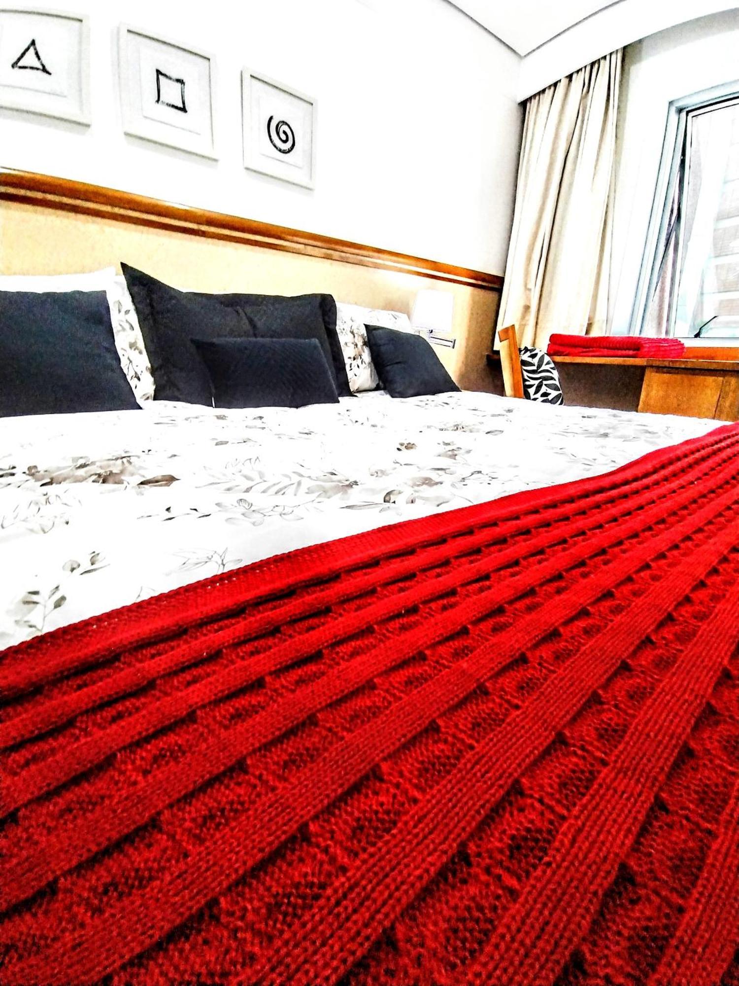 Radisson Vila Olimpia Сао Паоло Екстериор снимка A bed with a red throw